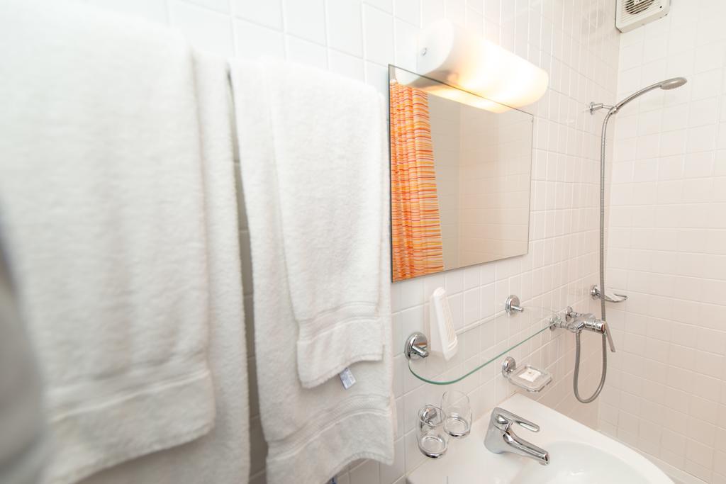 Hotel Rotes Haus Brugg  Rom bilde